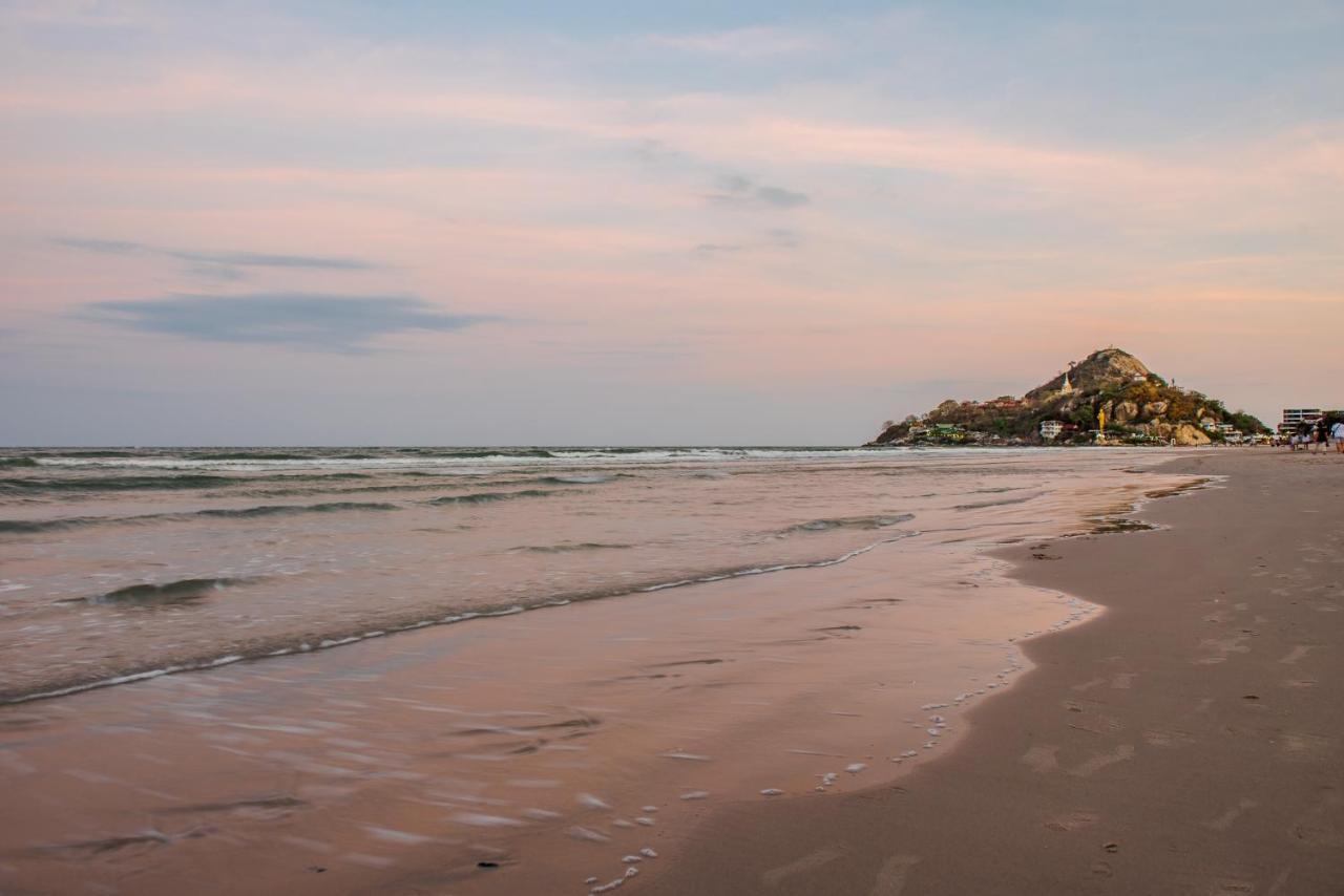 Baan Kangmung Hua Hin On The Beach Exterior photo